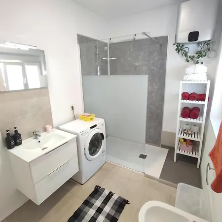 Fantastico 1 - Grossem Balkon - Gratis Parkplatz - Klimaanlage - Zentrumsnaehe Und Meernaehe Appartement *