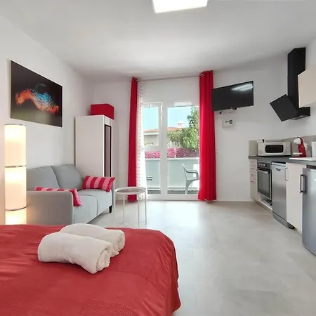Apartman Fantastico 1 - Grossem Balkon - Gratis Parkplatz - Klimaanlage - Zentrumsnaehe Und Meernaehe *